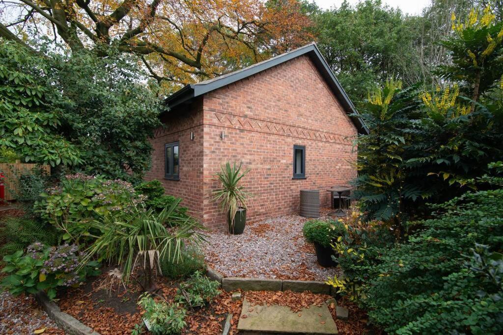 Luxury Coach House Next To Woodland In Knutsford Villa Exteriör bild