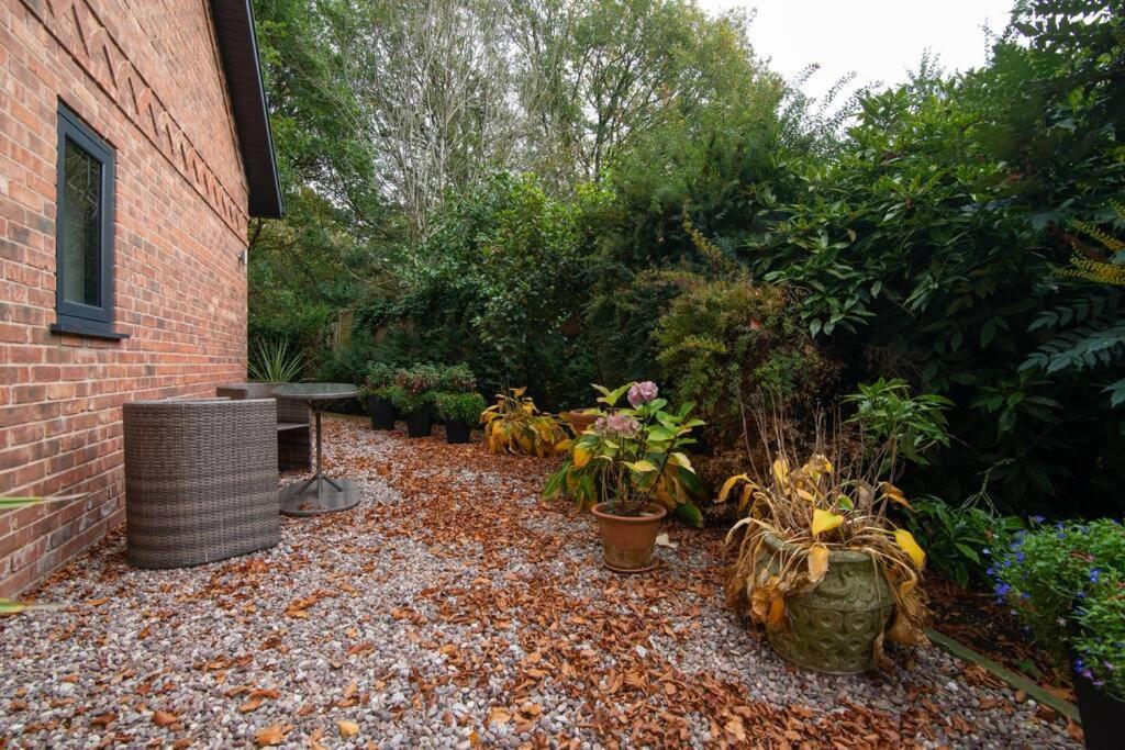 Luxury Coach House Next To Woodland In Knutsford Villa Exteriör bild