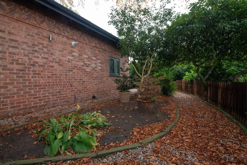 Luxury Coach House Next To Woodland In Knutsford Villa Exteriör bild