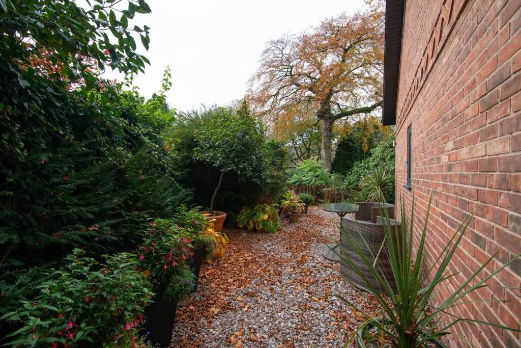 Luxury Coach House Next To Woodland In Knutsford Villa Exteriör bild
