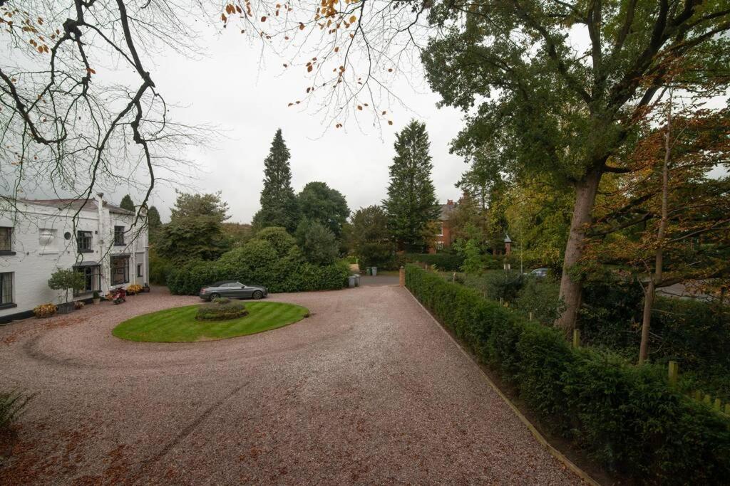 Luxury Coach House Next To Woodland In Knutsford Villa Exteriör bild