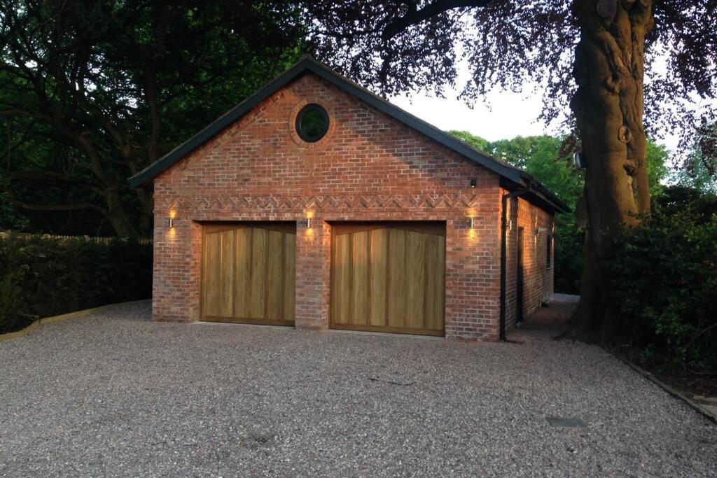 Luxury Coach House Next To Woodland In Knutsford Villa Exteriör bild