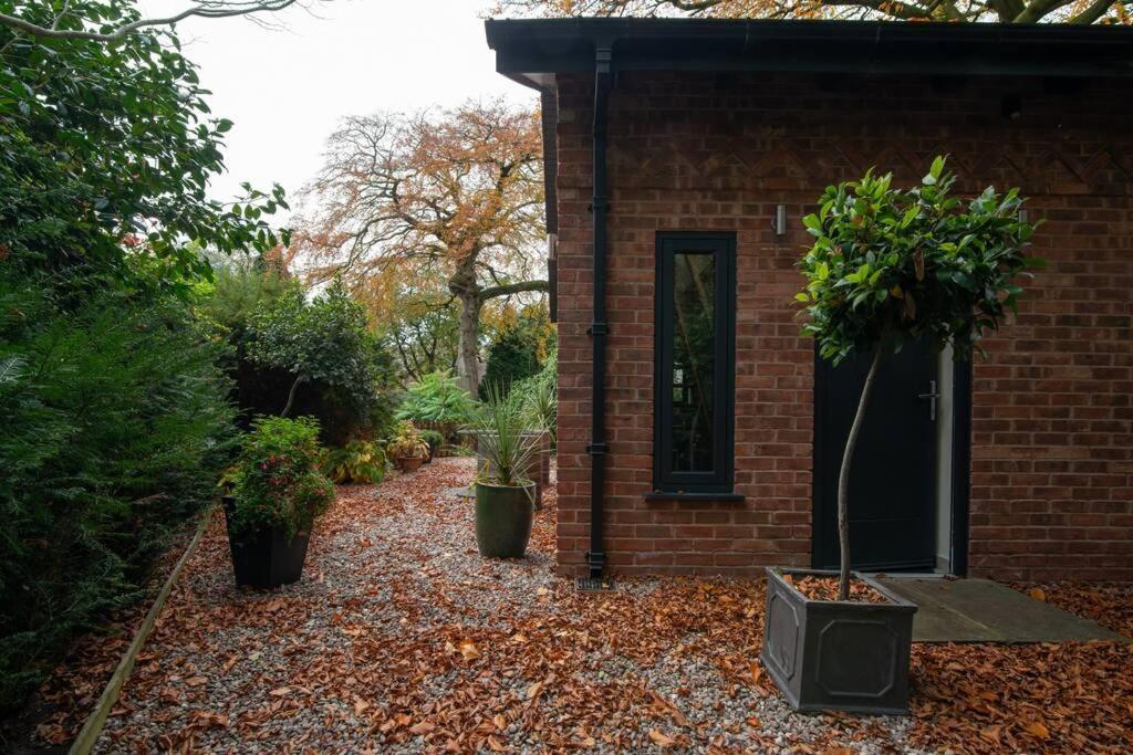 Luxury Coach House Next To Woodland In Knutsford Villa Exteriör bild