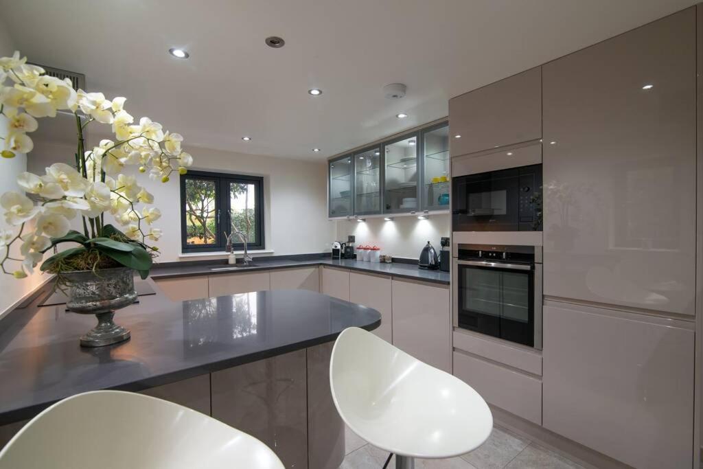 Luxury Coach House Next To Woodland In Knutsford Villa Exteriör bild